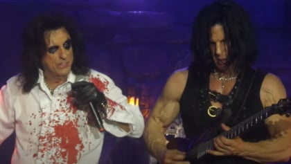 KANE ROBERTS Doesn't Know If He Was A Good Fit For ALICE COOPER's Current Touring Band: I Stuck Out 'Like A Sore Thumb'